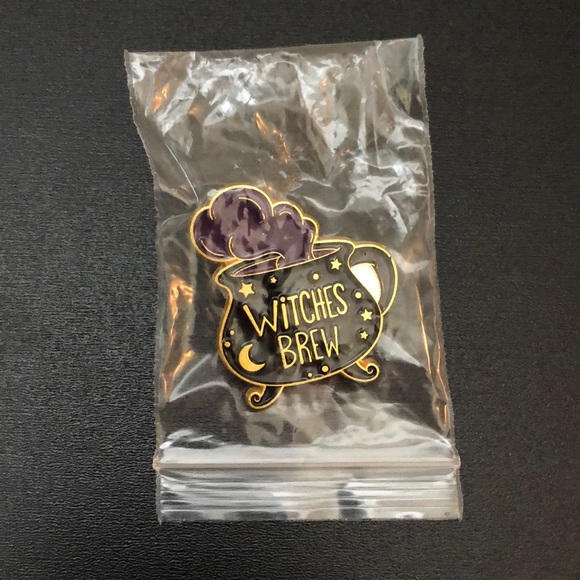 Gothic “Witches Brew” Cauldron Witchcraft Moon Smoke Metal Enamel Pin Brooch - Picture 3 of 7